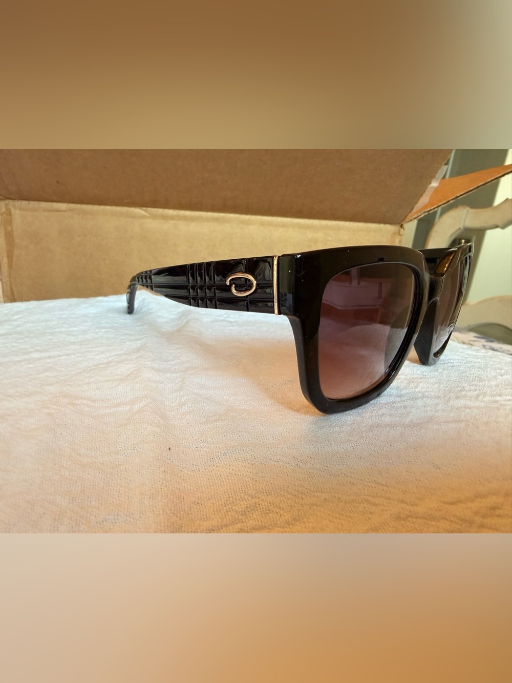 Oscar de la Renta Black Sunglasses with Brown Gradient Lenses